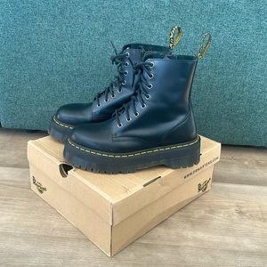 DR MARTENS, “Jadon Boot Smooth Leather Platforms” Size US 8 Ladies/US 7 Mens